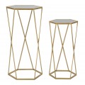 Glamour sada dvoch príručných stolíkov Hexan v šesťuholníkovom tvare z kovu v zlatej farbe s nohou z úzkych tyčí a s vrchnou doskou so zrkadlom v sivej farbe