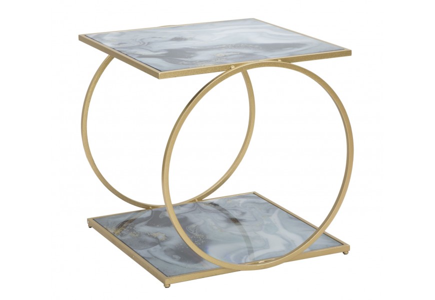 Glamour príručný stolík Aurelio so zlatou kovovou konštrukciou a sklenenou poličkou s mramorovým vzorom a elegantným dizajnom
