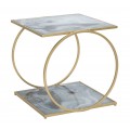 Glamour príručný stolík Aurelio so zlatou kovovou konštrukciou a sklenenou poličkou s mramorovým vzorom a elegantným dizajnom