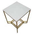 Dizajnový glamour biely príručný stolík Aurel so štvorcovou zlatou konštrukciou s presklenou dekoratívnou policou 60 cm