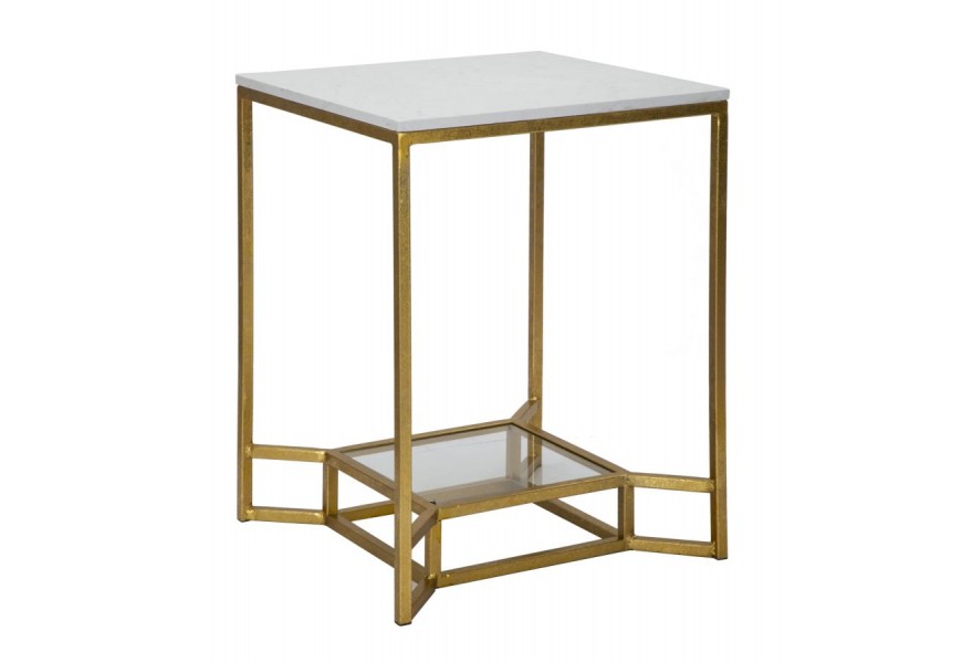 Dizajnový art deco príručný stolík Aurel s bielou doskou s mramorovým efektom so štvorcovou zlatou konštrukciou s patinovaným povrchom s presklenou dekoratívnou policou