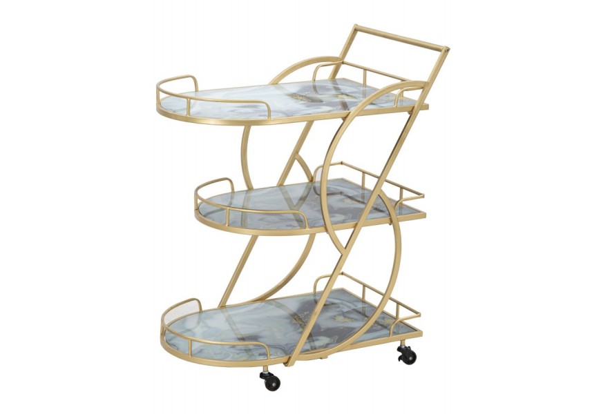 Dizajnový art deco kovový servírovací vozík Mirage so zlatou konštrukciou geometrických tvarov s troma zaoblenými sivými policami s mramorovým efektom s bezpečnostným sklom s ergonomickou úchytkou so štyrmi nožičkami na kolieskach s brzdami