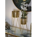 Glamour sada okrúhlych kovových zlatých kvetináčov Lemio s perforovanými vzormi s trojnohými stojanmi 46 cm 