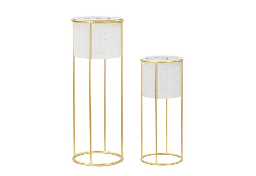 Glamour sada dvoch kvetináčov s okrúhlym kovovým stojanom v zlatom prevedení a perforovaným držiakom v bielej farbe s dekoratívnym mušľovým vzorom