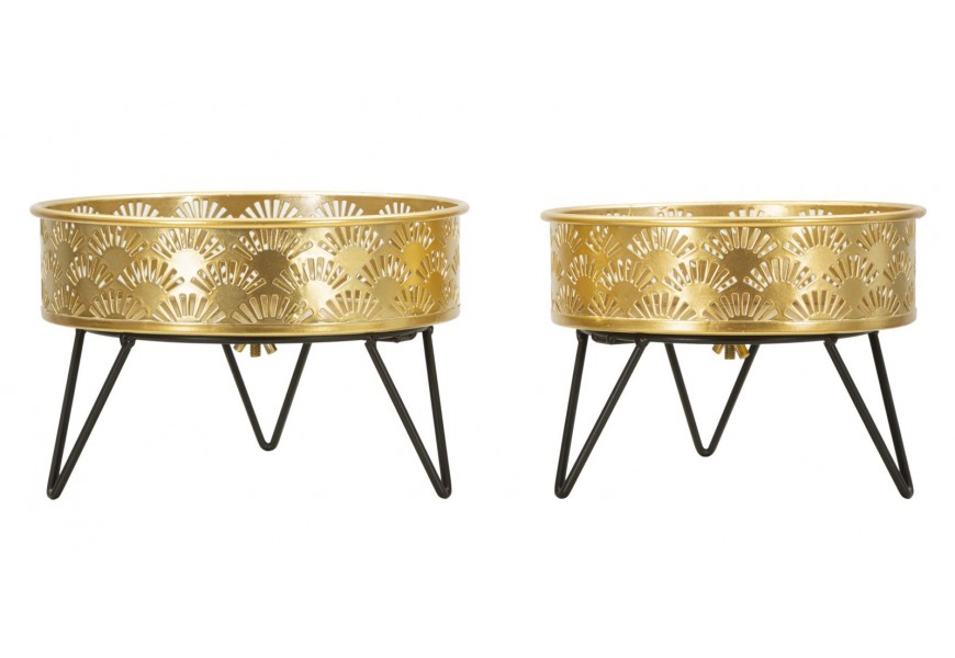 Glamour sada dvoch kvetináčov s perforovaným zlatým košíkom a kovovou konštrukciou v okrúhlom tvare s čiernymi trojuholníkovými nohami
