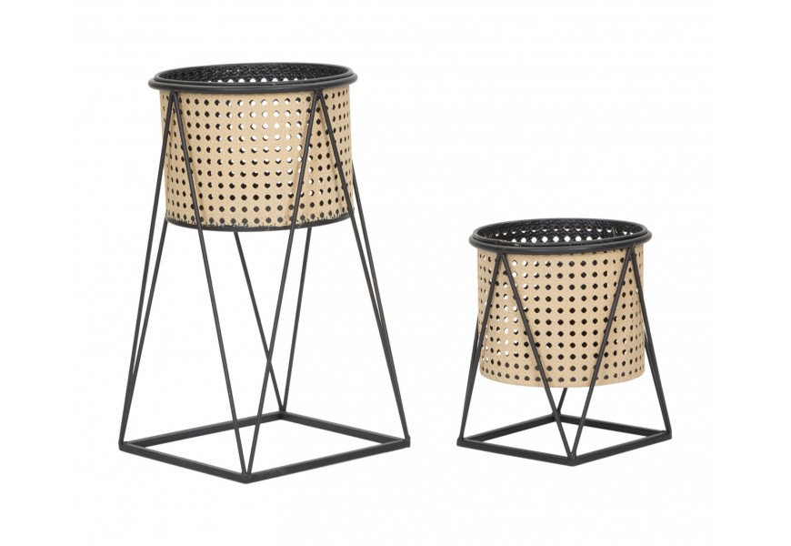 Glamour sada kvetináčov Sienna s kovovým geometrickým čiernym rámom a štvorcovou podstavou s perforovaným hnedým okrúhlym košíkom