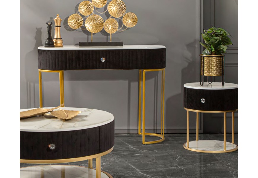 Art deco zostava čalúneného nábytku do obývacej izby Glamia Tapisé s čiernym zamatovým poťahom a kovovými nožičkami v zlatej farbe s bielymi mramorovými doskami a krištáľovými úchytkami