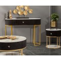 Art deco zostava čalúneného nábytku do obývacej izby Glamia Tapisé s čiernym zamatovým poťahom a kovovými nožičkami v zlatej farbe s bielymi mramorovými doskami a krištáľovými úchytkami