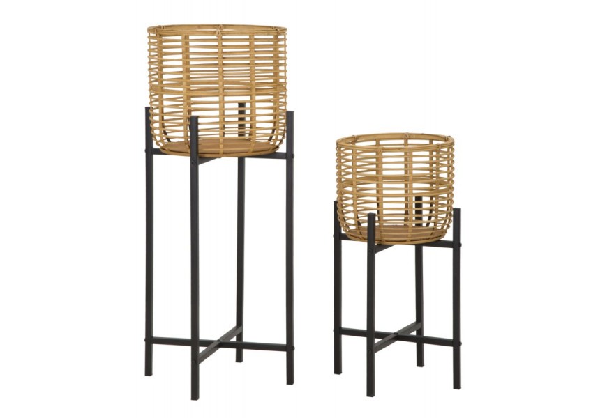 Dizajnová sada dvoch hnedých okrúhlych etno kvetináčov Amira s ratanovým dizajnom s valcovým pletením s kovovou čiernou konštrukciou s opornými priečkami