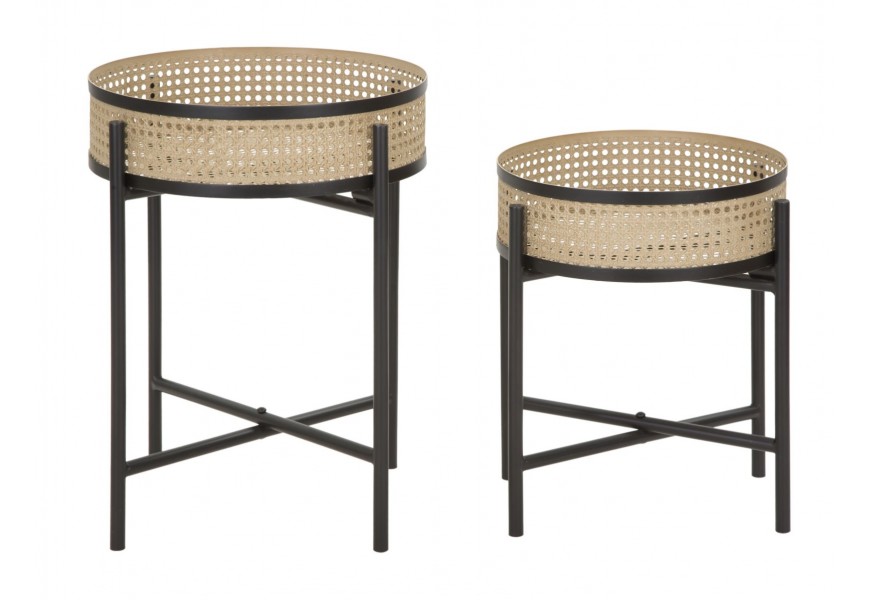 Etno set dvoch príručných stolíkov Aran v okrúhlom tvare v hnedej farbe s kovovými detailmi s viedenským výpletom s nožičkami z kovu v čiernej matnej farbe