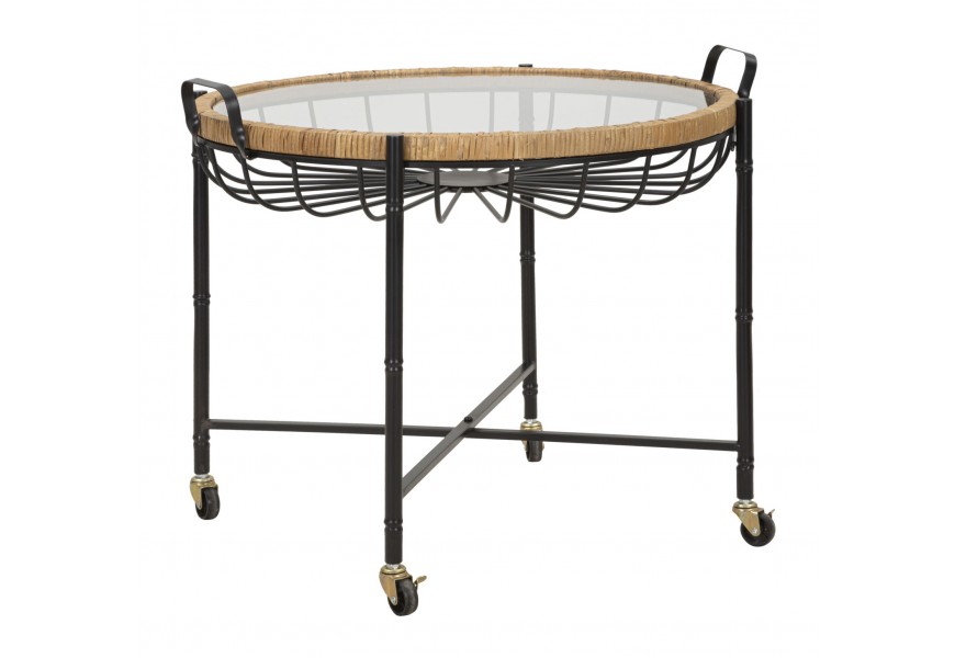 Dizajnový moderný príručný stolík Pavone v okrúhlom tvare s vrchnou doskou zo skla s ratanovým rámom s nožičkami z kovu na kolieskach