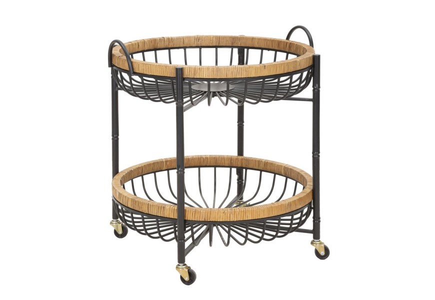 Dizajnový príručný stolík Pavone v okrúhlom tvare s dvomi poličkami z kovu v čiernej farbe s matným povrchom s konštrukciou na kolieskach s ratanovým rámom