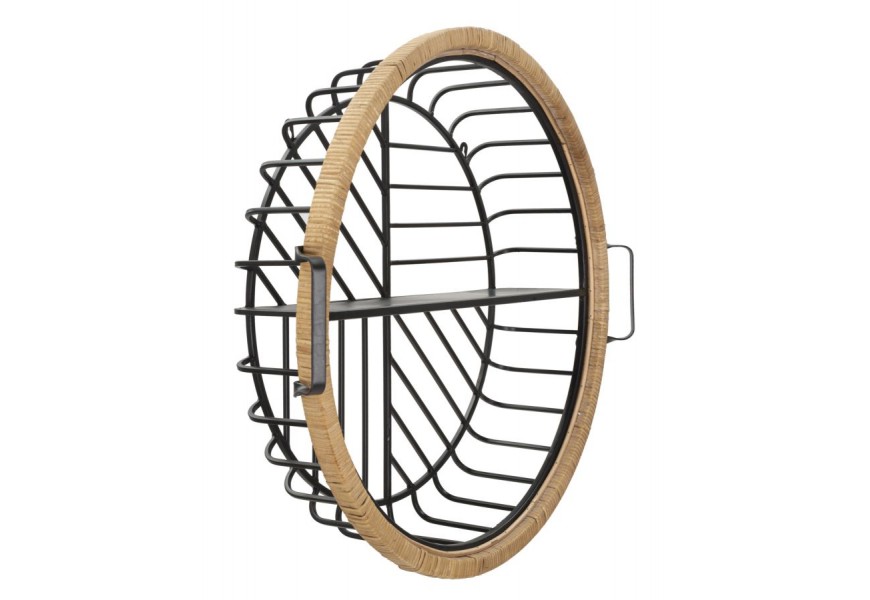 Dizajnová polica v okrúhlom tvare s jednou čiernou policou a tyčami z kovu so závesnými držiakmi a rámom z ratanu v hnedej farbe