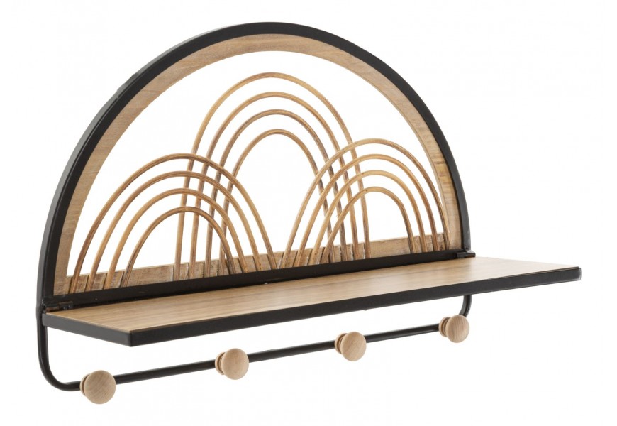 Etno nástenný vešiak Lania v oblúkovom tvare z čierneho kovu a hnedého ratanu s jemným dekoratívnym vzorom z prepletených oblúkov vzadu s praktickou policou a štyrmi drevenými háčikmi na zavesenie