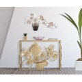 Dizajnový glamour zlatý konzolový stolík Floral s obdĺžnikovou zrkadlovou doskou a kovovou podstavou s florálnym zdobením 114 cm