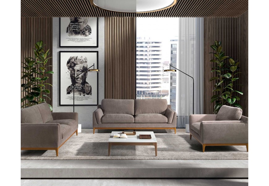 Luxusná moderná zostava nábytku do obývačky Vita Naturale so sedačkami s textilným zamatovým poťahom v hnedosivej farbe s drevenými nožičkami v orechovej hnedej farbe a konferenčným stolíkom s vrchnou doskou z bieleho mramoru so sivou kresbou