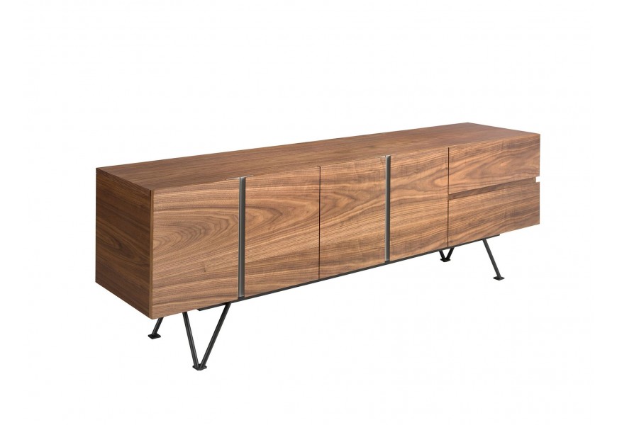 Luxusný masívny televízny stolík z orechového dreva v hnedej farbe s jemnou kresbou letokruhov s moderným obdĺžnikovým tvarom s dvomi dvojdverovými skrinkami a dvomi zásuvkami s tenkými kovovými nožičkami v čiernej farbe