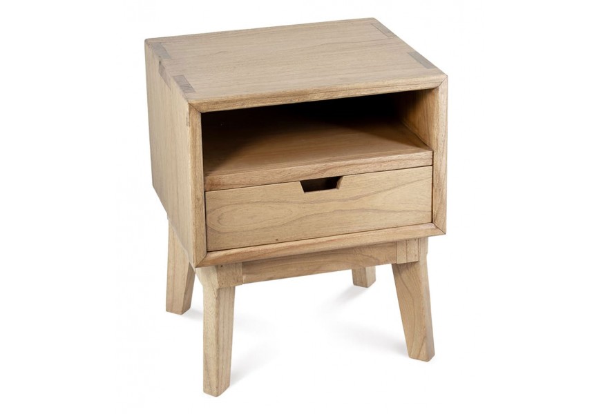 Dizajnový severský nočný stolík Bergen svetlohnedej farby z masívneho dreva mindi s jednou priestrannou zásuvkou a otvorenou policou s jemne skosenými štíhlymi nožičkami