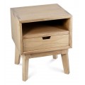 Dizajnový severský nočný stolík Bergen svetlohnedej farby z masívneho dreva mindi s jednou priestrannou zásuvkou a otvorenou policou s jemne skosenými štíhlymi nožičkami