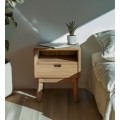 Škandinávsky masívny nočný stolík Bergen hnedej farby z dreva mindi s jednou zásuvkou a otvorenou policou 55 cm