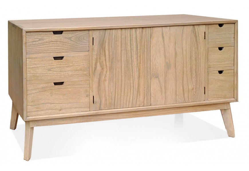 Severský dizajnový príborník Bergen v prírodnej svetlohnedej farbe z masívneho dreva mindi s elegantnými nožičkami posuvnými dvierkami po stranách s troma väčšími zásuvkami a vpravo s troma menšími zásuvkami