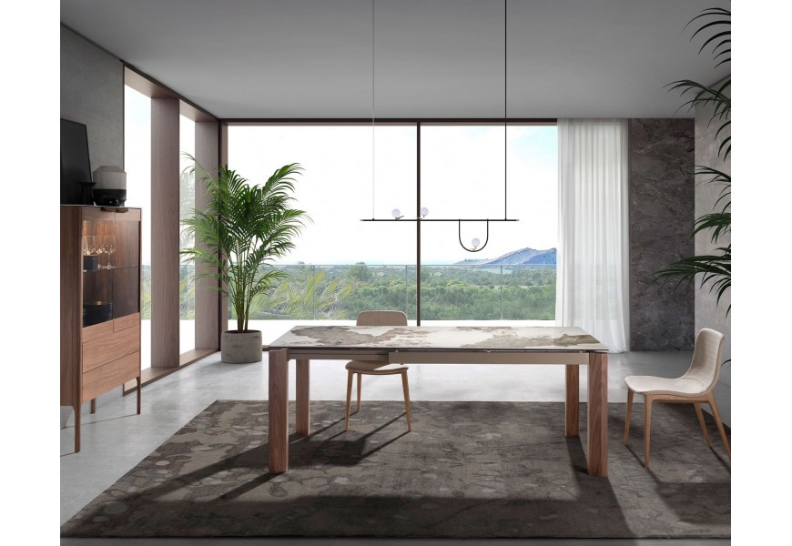 Luxusná masívna zostava nábytku do jedálne Vita Naturale z orechovo hnedého dreva s presklenou vitrínou a čalúnenou jedálenskou stoličkou v béžovej farbe s mramorovým stolom v bielej farbe s hnedým žilovaním