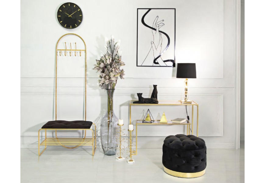 Dizajnová art deco čierno-zlatá zostava nábytku do predsiene Araccia s lavicou s vešiakom a konzolovým stolíkom a taburetkou so zlatou kovovou konštrukciou a sklenenými doskami a zamatovým čalúnením v čiernej farbe