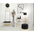 Dizajnová art deco čierno-zlatá zostava nábytku do predsiene Araccia s lavicou s vešiakom a konzolovým stolíkom a taburetkou so zlatou kovovou konštrukciou a sklenenými doskami a zamatovým čalúnením v čiernej farbe
