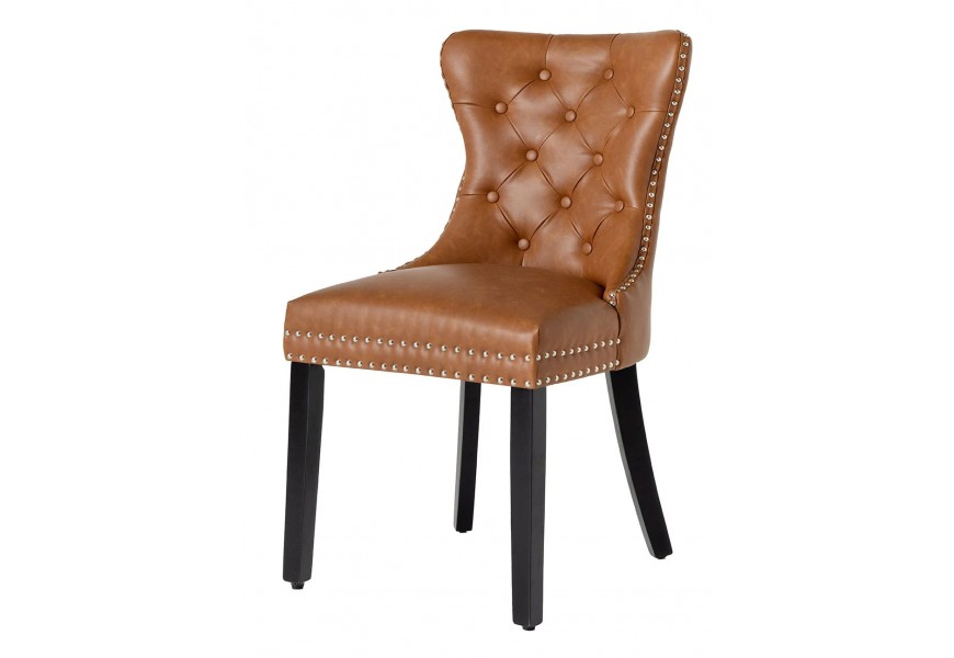 Rustikálna chesterfield jedálenská stolička Torino s vysokým operadlom s prešívaním s okrúhlymi gombíkmi so striebornými dekoračnými nitmi s hnedým ekokoženým čalúnením s čiernymi drevenými nožičkami