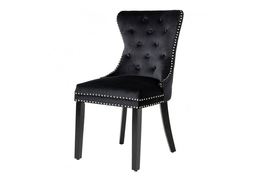 Rustikálna jedálenská stolička Torino s vysokým operadlom s prešívaním a okrúhlymi gombíkmi s čiernym zamatovým poťahom so zdobením z kovových nitov s ohýbanými drevenými nohami so striebornou úchytkou na zadnej strane