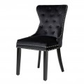 Rustikálna jedálenská stolička Torino s vysokým operadlom s prešívaním a okrúhlymi gombíkmi s čiernym zamatovým poťahom so zdobením z kovových nitov s ohýbanými drevenými nohami so striebornou úchytkou na zadnej strane