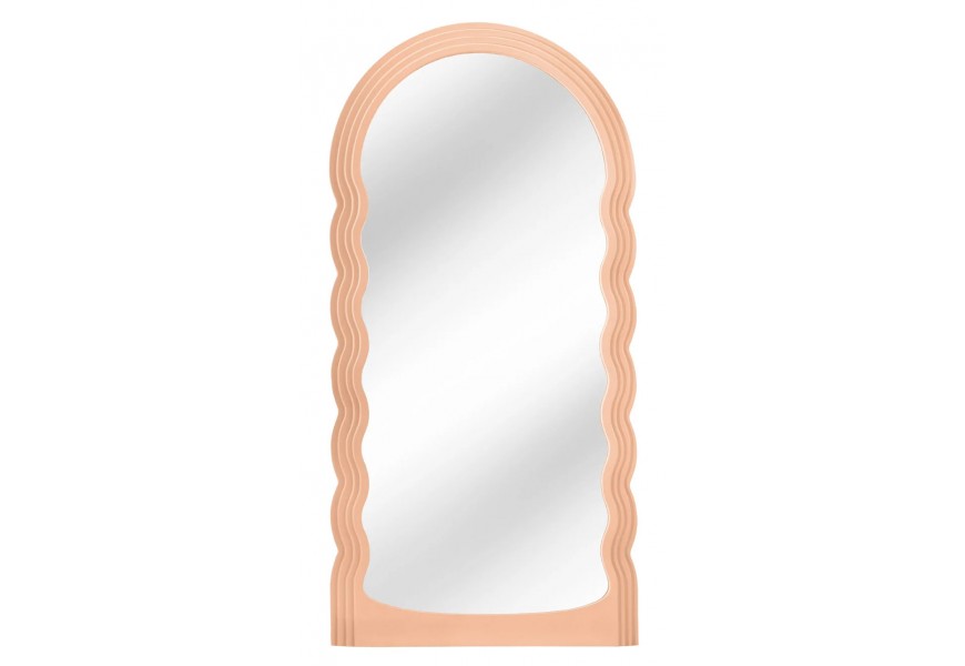 Art deco nástenné zrkadlo Swan so oblúkom vo vrchnej časti a vrstveným vlnitým rámom v marhuľovom oranžovom odtieni