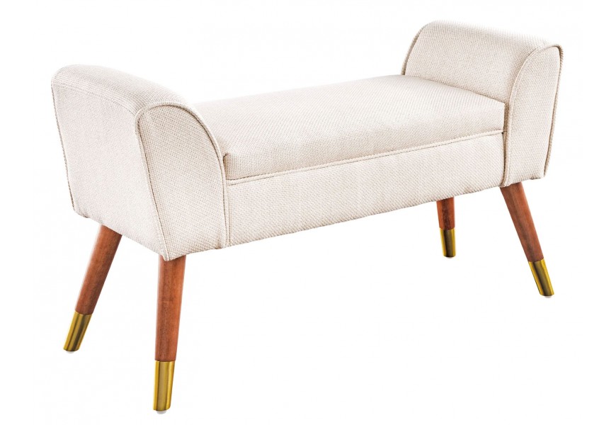 Art deco lavica Karen s béžovým sedadlom s textilným poťahom v výraznou štruktúrou s opierkami na ruky na bokoch a s nohami z hnedého masívneho dreva so zlatým zakončením