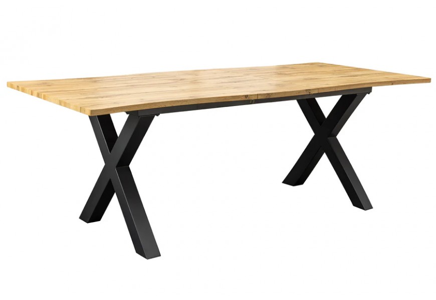 Industriálny rozkladací jedálenský stôl Wild v obdĺžnikovom tvare s dizajnom masívneho dubového dreva v hnedej farbe s výraznou štruktúrou s nepravidelnými hranami a nožičkami do X v čiernej farbe z kovu s matným povrchom