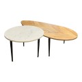 Art deco sada dvoch konferenčných stolíkov Saver v oválnom tvare v bielej farbe so sivými žilkami a z akáciového dreva v hnedej farbe v atypickom tvare listu s nožičkami z kovu v čiernej farbe