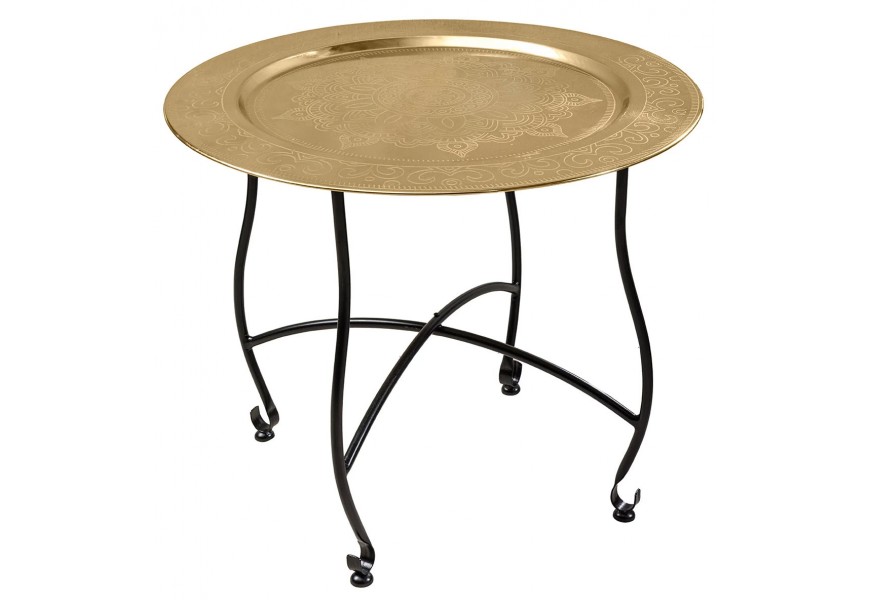 Etno príručný stolík Omar s čiernym kovovým podstavcom a zlatou okrúhlou doskou s ornamentálnym zdobením