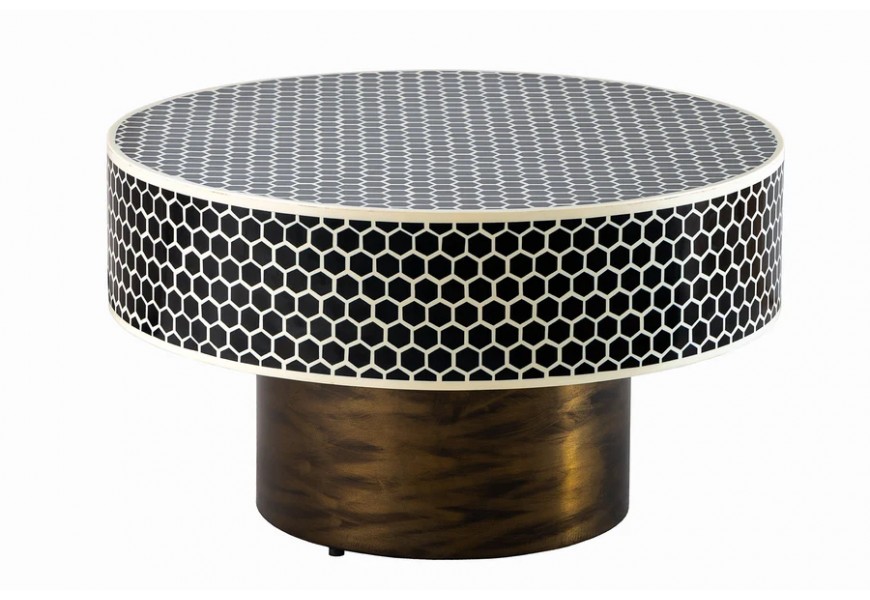 Art deco konferenčný stolík Maran v okrúhlom tvare s vrchnou hrubou doskou s čiernym podkladom a geometrickým bielym kosťovým vykladaním bone inlay v tvare šesťuholníkov s valcovou nohou v tmavej lesklej medenej farbe