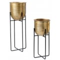 Glamour sada dvoch okrúhlych kvetináčov Daris z kovu v zlatej farbe s kladivkovým efektom na vysokom čiernom železnom stojane s podstavou v tvare X
