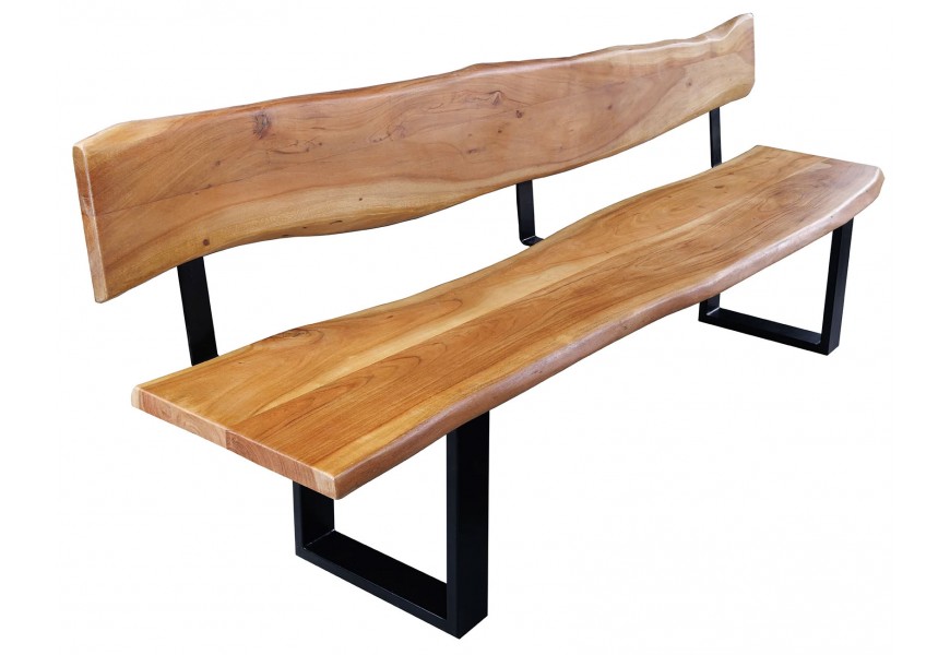 Industriálna masívna lavica Bronx s čiernym kovovým rámom a sedacou časťou a opierkou z akáciového dreva s prírodným medovým hnedým lakovaným povrchom a asymetrickou organickou hranou