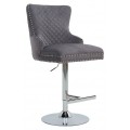 Chrómová barová stolička Lery s výškovo nastaviteľnou kovovou nohou so zamatovým prešívaným poťahom s diamantovým vzorom a vybíjanými detailmi s klopkadlom na zadnej strane
