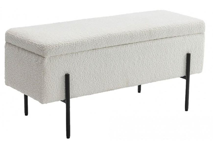 Dizajnová obdĺžniková lavica Irvin v modernom štýle s čalúneným povrchom z bieleho buklé a praktickým úložným priestorom so zdvíhacím vekom na štíhlych čiernych kovových nožičkách