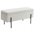 Dizajnová obdĺžniková lavica Irvin v modernom štýle s čalúneným povrchom z bieleho buklé a praktickým úložným priestorom so zdvíhacím vekom na štíhlych čiernych kovových nožičkách