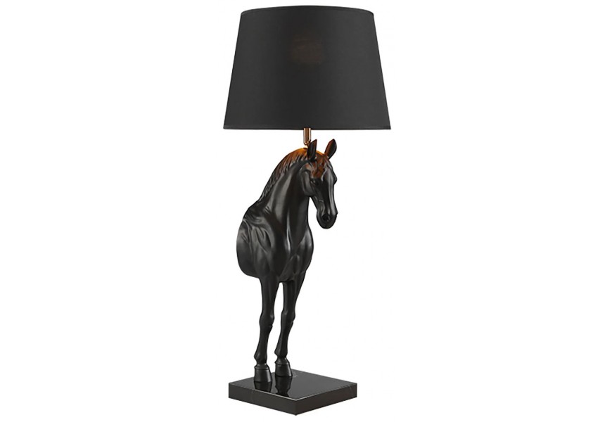 Dizajnová stolná lampa Equina s čiernym tienidlom z textilu so zlatým vnútrom so zlatým kovovým držiakom a čiernou akrylovou sochou koňa v prednej časti na štvorcovej čiernej mramorovej podstave