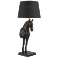 Dizajnová stolná lampa Equina s čiernym tienidlom z textilu so zlatým vnútrom so zlatým kovovým držiakom a čiernou akrylovou sochou koňa v prednej časti na štvorcovej čiernej mramorovej podstave