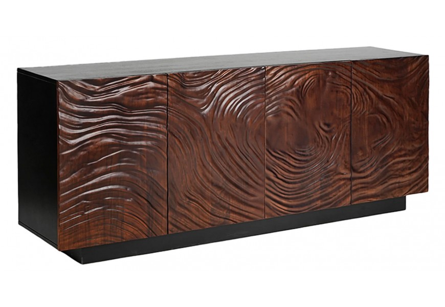 Industriálny štvordverový príborník Wiellde s tmavohnedými drevenými dvierkami s 3D reliéfom na čiernom korpuse s vnútornými policami na úložný priestor