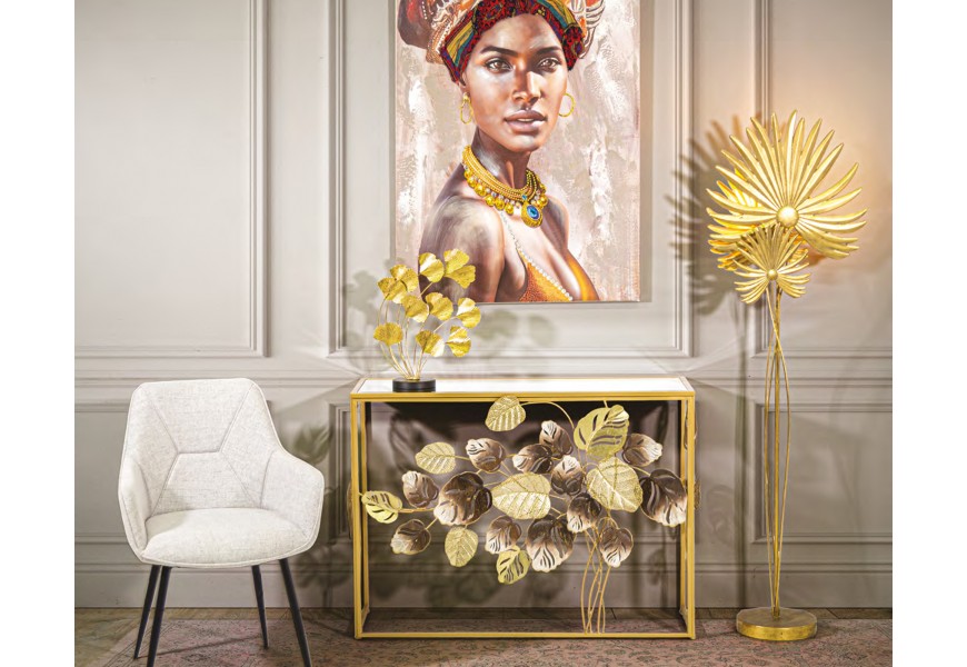 Dizajnová glamour zostava chodbového nábytku Florel v zlatej farbe s konzolovým stolíkom s bohatou kvetinovou výzdobou a škandinávskou sivou čalúnenou stoličkou s umeleckým obrazom s portrétom ženy s 3D aplikáciami