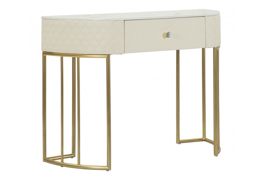 Art deco kožený konzolový stolík Glamia Tapisé so zaoblenými bočnými stranami a zásuvkou so sklenenou kryštálovou úchytkou s krémovým béžovým poťahom z ekokože s diamantovým prešívaním a vrchnou doskou s dizajnom mramoru v bielej farbe so sivým žilkovaným a podstavou z kovu v zlatej farbe