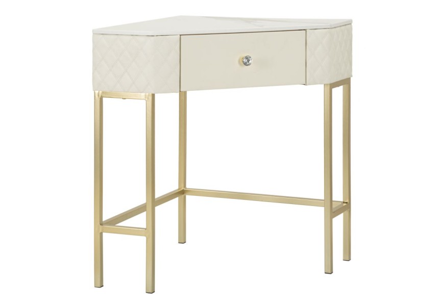Dizajnový art deco čalúnený krémový rohový konzolový stolík Glamia Tapisé s poťahom z ekokože s diamantovým prešívaním a zásuvkou s úchytkou z brúseného skla a podstavou z kovu v zlatej farbe a vrchnou doskou s dizajnom bieleho mramoru