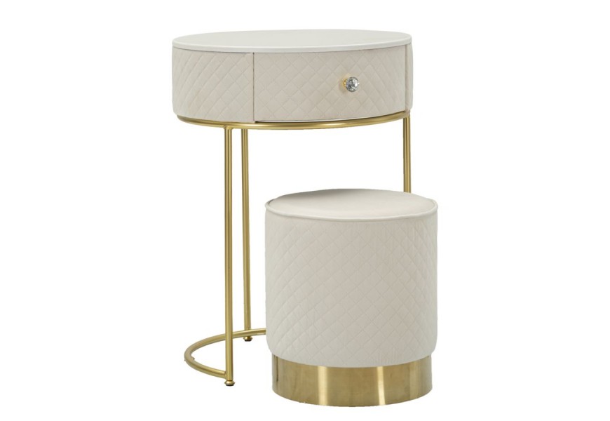 Dizajnová art deco sada toaletného stolíka a taburetky okrúhleho tvaru s čalúnením zo zamatu v krémovom odtieni béžovej s kovovými podstavami v zlatej farbe a bielou mramorovou vrchnou doskou s jednou zásuvkou s kryštálovou úchytkou