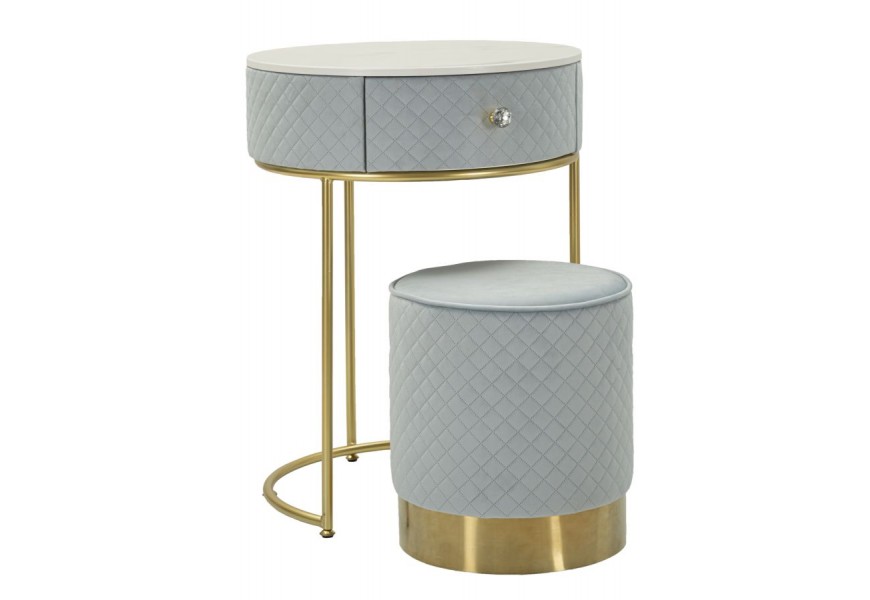 Dizajnový glamour okrúhly modrý čalúnený toaletný stolík s taburetkou Glamia Tapisé s poťahom so zamatu s diamantovým prešívaním a kovovými nohami v zlatej farbe s vrchnou doskou s bieleho mramoru a jednou zásuvkou so sklenenou kryštálovou úchytkou